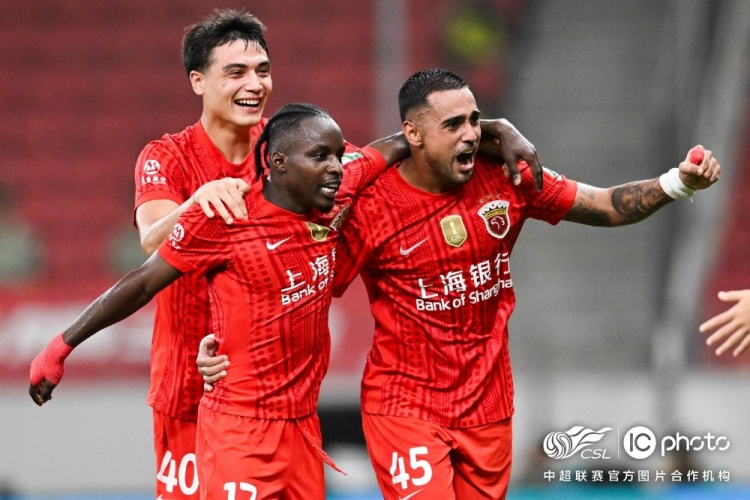 莱昂纳多、李新翔破门,10人海港2-0申花赢德比