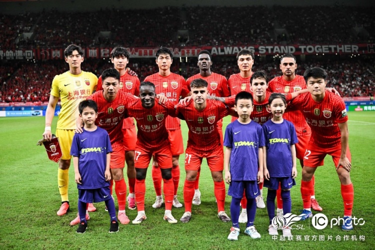 莱昂纳多、李新翔破门，10人海港2-0申花赢德比