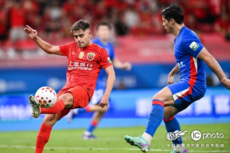 莱昂纳多、李新翔破门，10人海港2-0申花赢德比