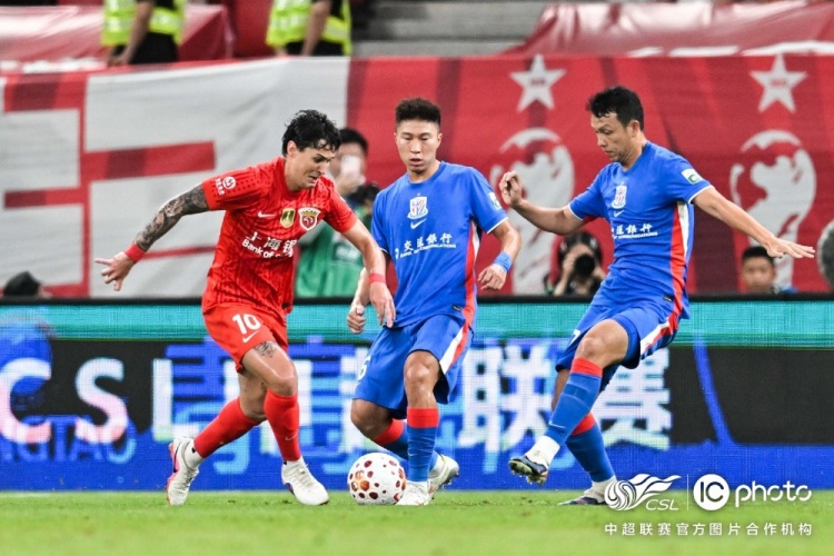 莱昂纳多、李新翔破门，10人海港2-0申花赢德比