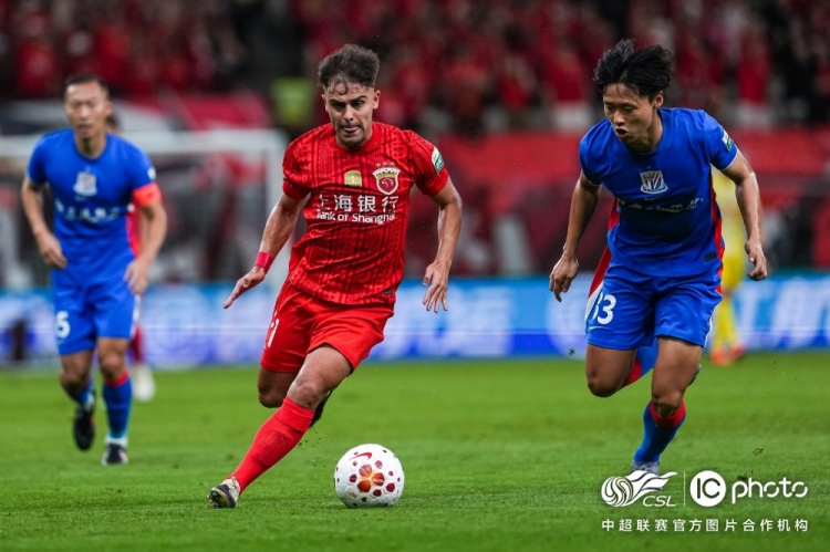 莱昂纳多、李新翔破门，10人海港2-0申花赢德比