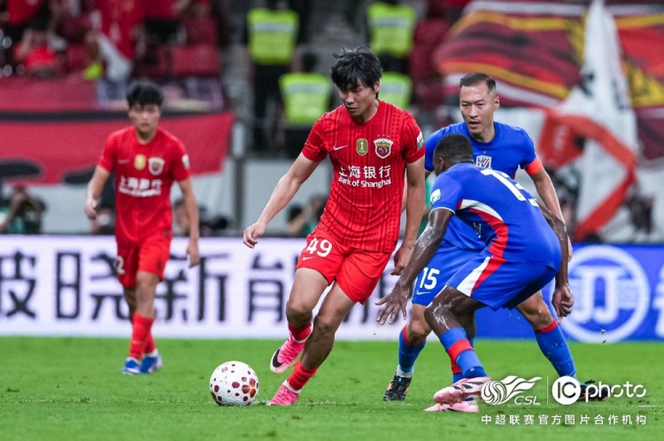 莱昂纳多、李新翔破门，10人海港2-0申花赢德比