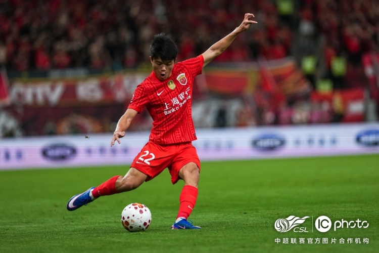莱昂纳多、李新翔破门，10人海港2-0申花赢德比