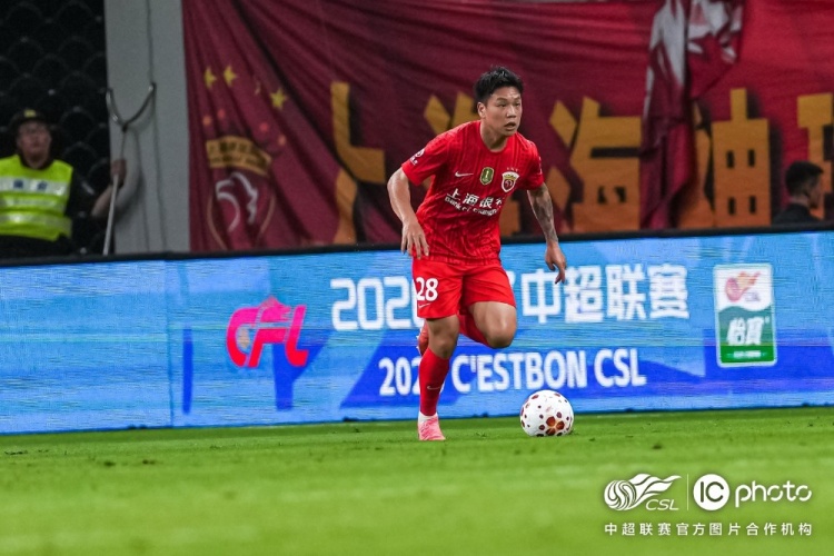 莱昂纳多、李新翔破门，10人海港2-0申花赢德比
