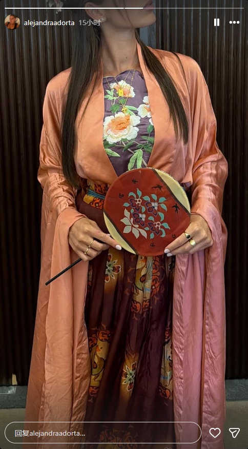 佩德里中国行：为苏锡友谊赛开球，女友汉服照上线