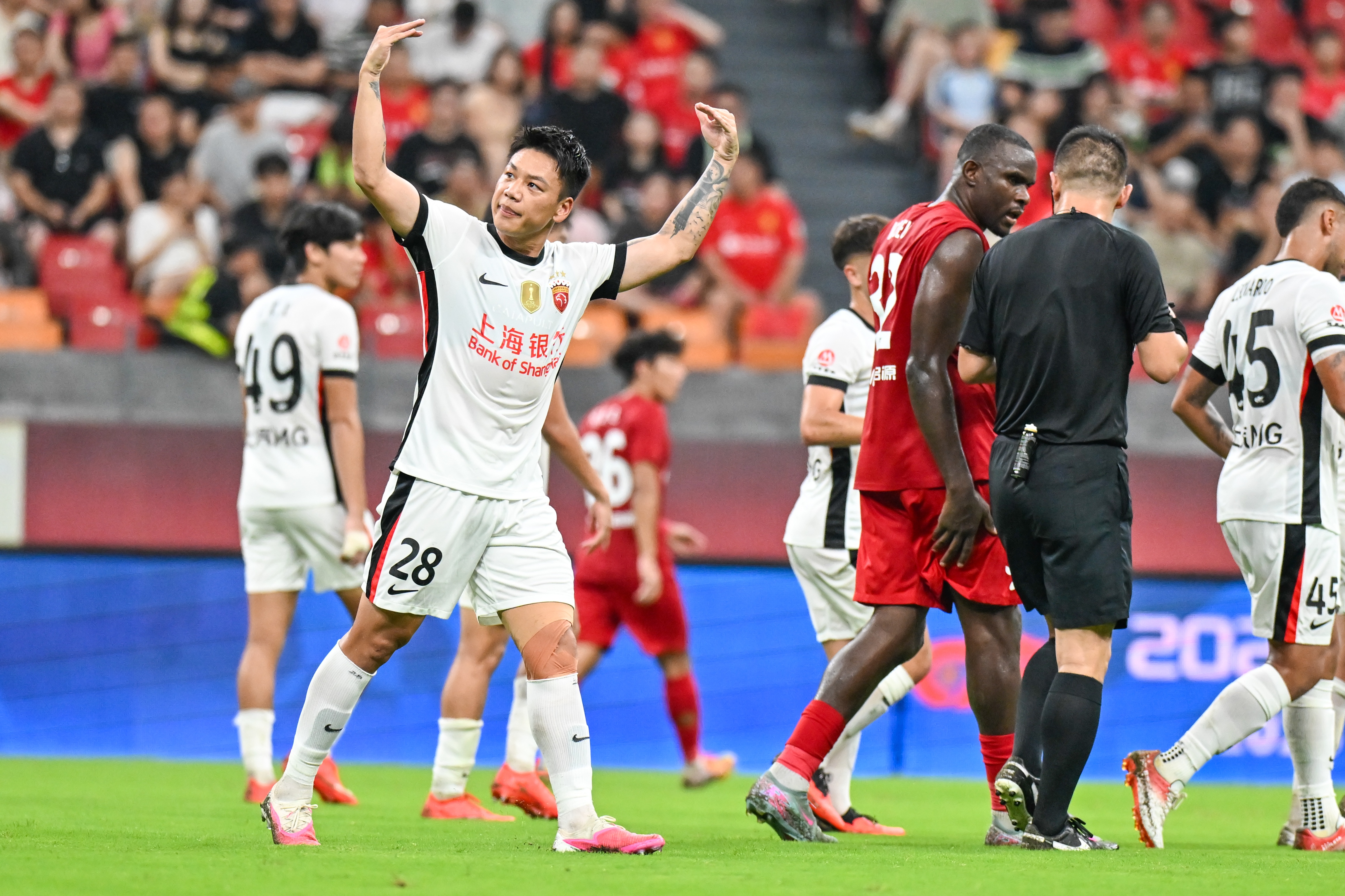 岳鑫:中场换鞋带来好运,兑现助攻莱昂纳多承诺