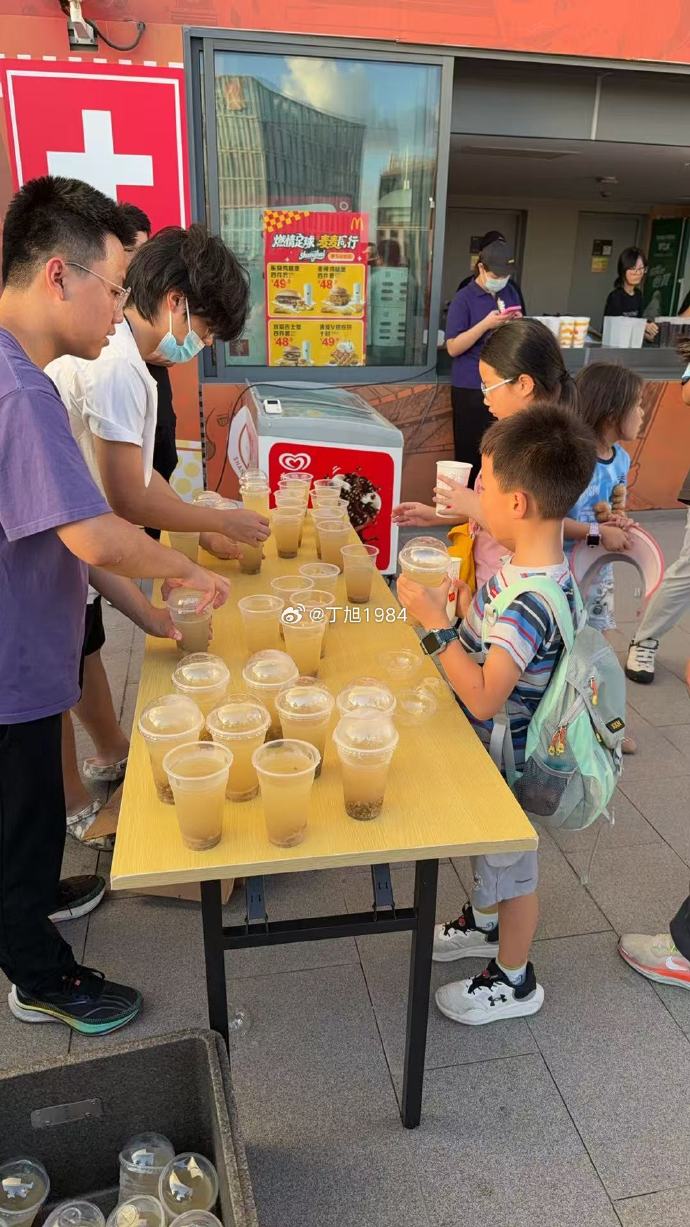 上汽浦东足球场客队区:海港俱乐部为大连球迷免费供应绿豆汤