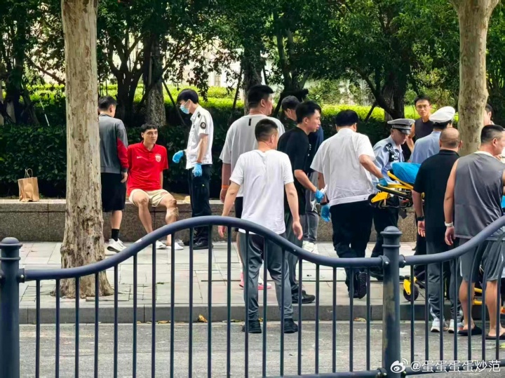 左小腿受伤!博主:海港后卫吾米提江遭遇车祸,今晚中超无法上场
